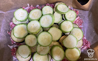 На баклажаны выложите кабачки.