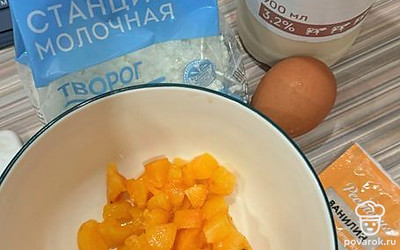 Нарежьте абрикосы кубиками.