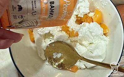 Добавьте к творогу абрикосы, ванилин, яйцо.