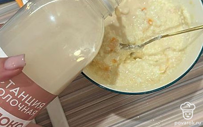 Влейте немного молока. Переложите массу в форму.
В центр я добавила шоколад. Отправьте в разогретую духовку до готовности.