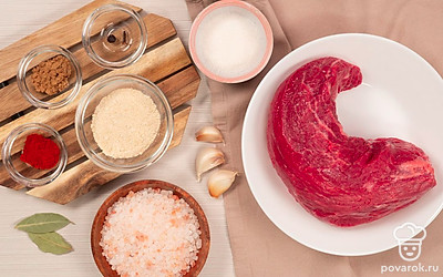 Чеснок очистите и пропустите через пресс. Лавровые листья измельчите в ступке или кофемолке. Мясо промойте и обсушите на полотенце.