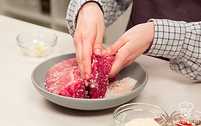 Приступите к вялению мяса. Говяжью вырезку разрежьте пополам. Смешайте соль с сахаром и обваляйте мясо в смеси, чтобы она густо покрывала мясо. Накройте вырезку марлей и оставьте на 4-5 часов при комнатной температуре. Затем поместите мясо на 12 часов в холодильник. Переверните куски мяса и оставьте в холодильнике еще на 12 часов.