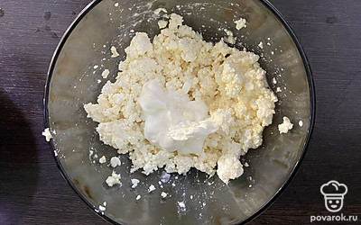 Перемешайте и добавьте сметану.
