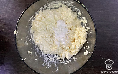 Перемешайте и добавьте сахарную пудру.