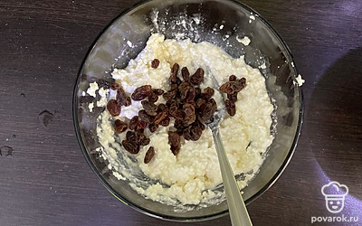 Изюм помойте и добавьте к творогу.