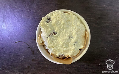 Добавьте муку и разрыхлитель. Перемешайте и выложите полученную смесь в форму для запекания. Выпекайте в духовке при 180 градусах 40 минут.