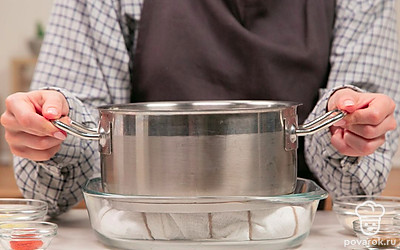 Завершите вяление. Достаньте мясо из холодильника и промойте от соли. Промокните салфетками и дайте мясу обсохнуть при комнатной температуре. Обмотайте мясо марлей и туго обвяжите веревкой. Поставьте под груз на сутки.