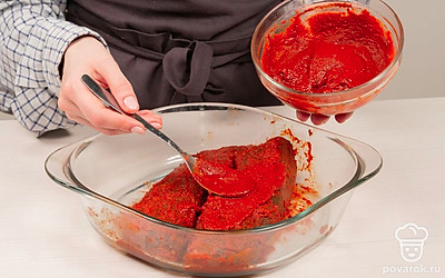 Приготовьте обмазку. Смешайте в миске чаман, раздавленный чеснок, молотый острый чили, лавровые листья, несколько зёрен кориандра, гвоздику и можжевеловую ягоду, всыпьте смесь в холодную воду и размешайте до густоты сметаны. Обмажьте этой смесью будущую бастурму и дайте ей подсохнуть на воздухе в течение 3 часов. Повторите это действие ещё два раза. Затем обмажьте в последний раз и повесьте мясо на сквозняк на 2 недели.