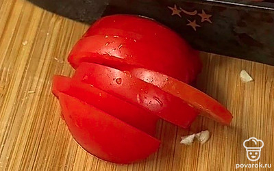 Мелко нарезаем лук, обжариваем 2 минуты. Добавляем чеснок, зиру. Обжариваем еще 1 минуту, после — помидоры. Готовим 3 минуты.