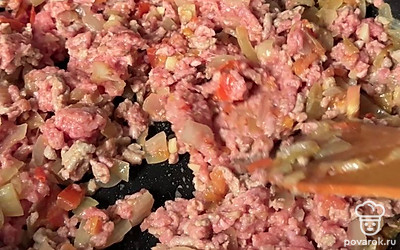 Выкладываем фарш, распределяем. Обжариваем 2 минуты, добавляем томатную пасту, бульон, фасоль и специи, кроме перца и хмели-сунели. Прикрываем крышкой, готовим 7 минут. 