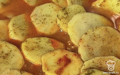 Выкладываем поверх фарша, застилаем фольгой. Ставим при 180 градусах на 35-40 минут. Смазываем растительное маслом, убираем. 