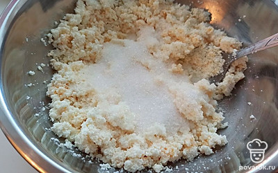 Далее насыпаем сахар.