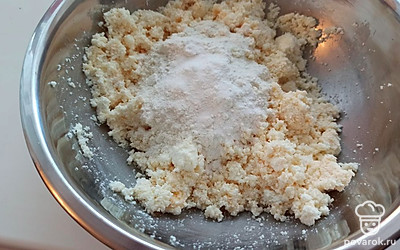 В конце просеиваем муку и разрыхлитель.