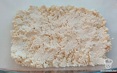 Выкладываем творожное тесто в форму для выпекания. Ставим в разогретую до 180 градусов духовку на 30 минут. 