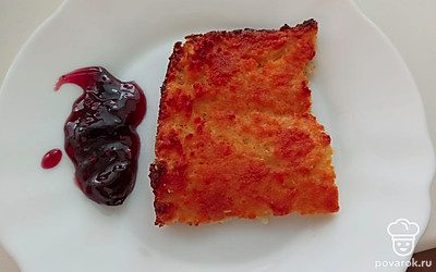 Разрезаем запеканку и подаем с ягодным джемом. 