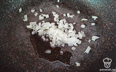 На растительном масле обжарьте лук, нарезанный кубиками. 