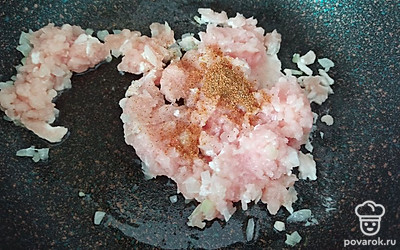 Далее в сковороду выложите фарш, добавьте соль и специи. Жарьте 10 минут. 