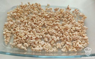 Выложите фарш в форму.