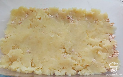 Поверх фарша выложите картофельное пюре. 