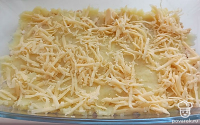 Натрите сыр на крупной терке и выложите картофельное пюре. Запекайте при 180 градусах 40 минут. 