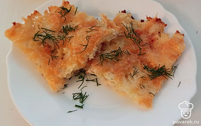 Разрежьте запеканку и посыпьте зеленью. 