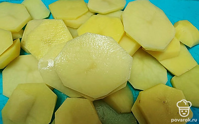 Нарежьте картошку кружочками.