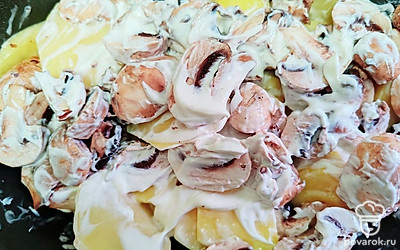 Шампиньоны нарежьте дольками и смажьте сметаной, немного посолите. Распределите по форме.