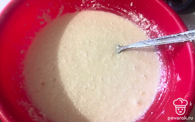 Творог, яйцо, сахар размешайте вилкой до однородной консистенции. Загасите соду в уксусе. Все перемешайте.