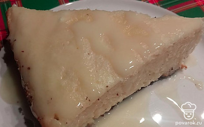 Нарежьте готовую запеканку порционными кусочками. Полейте сгущенным молоком, можно и без него. Наслаждайтесь вкусом и нежностью блюда. 