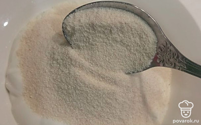 К 200 граммам сметаны добавьте 5 столовых ложек манной крупы. 