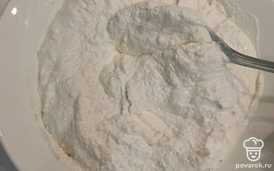 Хорошенько перемешайте сметану и манку. Оставьте до набухания крупы. 