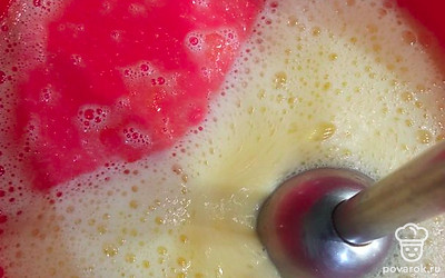 В отдельной емкости взбейте 3 яйца и 4 столовых ложки сахара. Можете положить поменьше сахара, все равно будет вкусно. Перемешивайте до пышной пены. Я взбиваю блендером, но миксером будет быстрее и удобнее. 