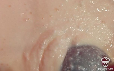 Взбейте яичную массу с творогом. 