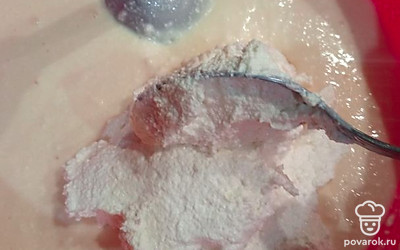 Выложите к яично-творожной массе набухшую манку со сметаной. 