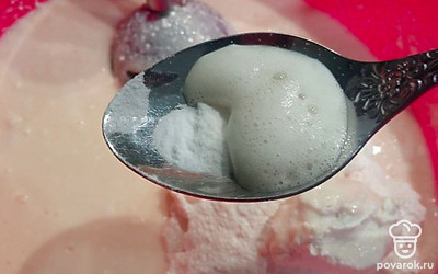 На последнем этапе добавьте соду, гашенную уксусом. 