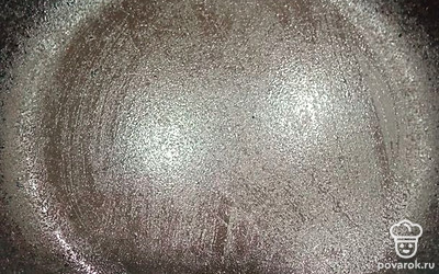 Смажьте сковороду растительным маслом, включая бортики. 