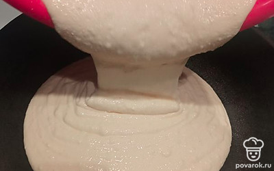 Вылейте творожную смесь на сковороду. 