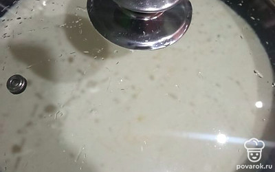 Закройте крышкой и включите самый маленький огонь. Готовьте запеканку примерно 25-30 минут, в зависимости от сковороды и плиты. Крышку не снимайте. 