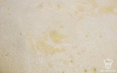 После 25 минут снимите крышку и проверьте готовность запеканки. Легонько потрясите из стороны в сторону сковороду и посмотрите, не трясется ли запеканка в середине. Если трясется, накройте снова крышкой и готовьте еще 5 минут. Если не трясется, выключайте огонь. 
На фото запеканка еще не готова, в середине трясется. 