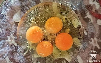 В емкости смешайте яйца с щепоткой соли. Немного взбейте с помощью вилки. Разогрейте духовку до 180 градусов. 