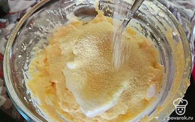 В творожную смесь всыпьте манную крупу с разрыхлителем и сметаной. Все тщательно перемешайте с помощью ложки или взбейте миксером.