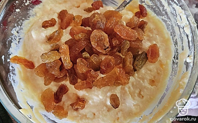 Последним шагом добавьте изюм. Перемешайте, выложите тесто в форму для запекания. Отправьте в духовку на 25-30 минут. 