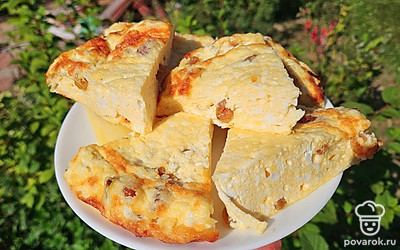 Подавайте запеканку горячей или холодной. Можете дополнить чашечкой ароматного кофе. 