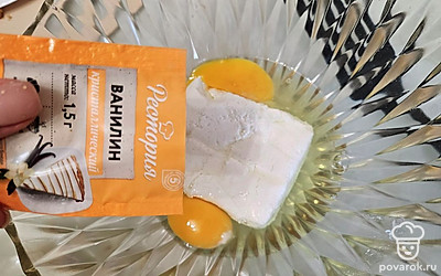 В емкости смешайте творог с яйцами. Добавьте сахар по вкусу и ванилин. Смажьте форму для запекания подсолнечным маслом. 