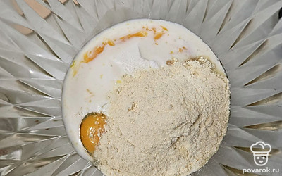 Следом добавьте молоко и муку с содой. Тщательно перемешайте до однородной консистенции. 