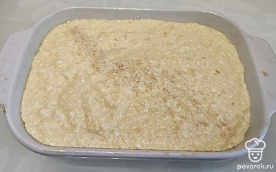 Выложите тесто в форму для запекания. Посыпьте кунжутом. Отправьте в духовку выпекаться на 20-25 минут до румяной корочки. 