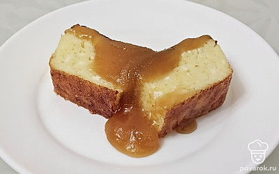 Подавайте запеканку горячей. Перед подачей можете полить медом.