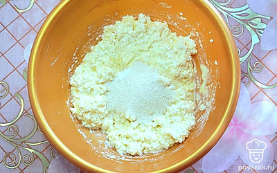 Всыпьте манную крупу и разрыхлитель.