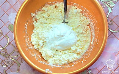 Добавьте сметану (2 столовых ложки), перемешайте. Оставьте на 10 минут, чтобы манка набухла.