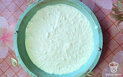 Вылейте получившуюся массу в форму для запекания. Выпекайте в духовке 30 минут.